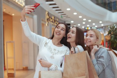 Genç kadınlar birlikte alışveriş merkezine zevk