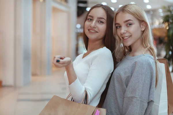 Jovens mulheres gostando de fazer compras juntas no shopping — Fotografia de Stock