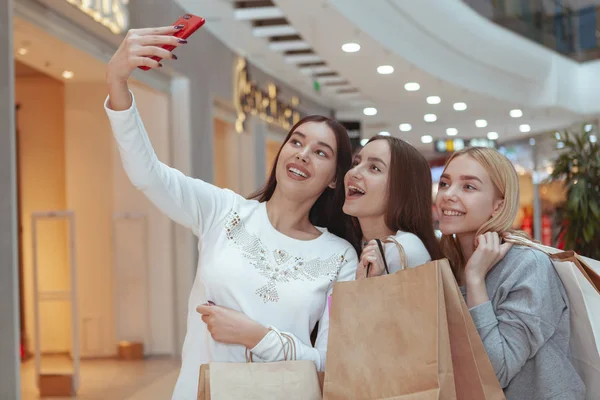 Νεαρές γυναίκες απολαμβάνουν ψώνια μαζί στο εμπορικό κέντρο — Φωτογραφία Αρχείου