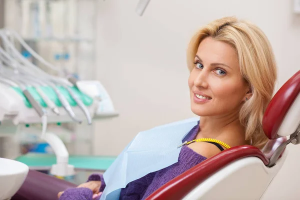 Mujer Hermosa Relajada Sonriendo Sobre Hombro Cámara Sentada Silla Dental — Foto de Stock