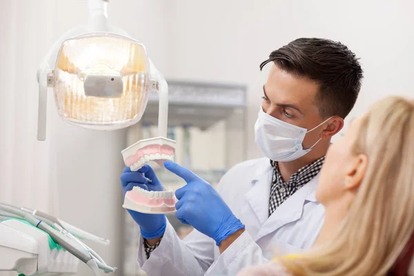 Dentista Sexo Masculino Explicando Sua Paciente Sobre Cuidado Dos Dentes — Fotografia de Stock