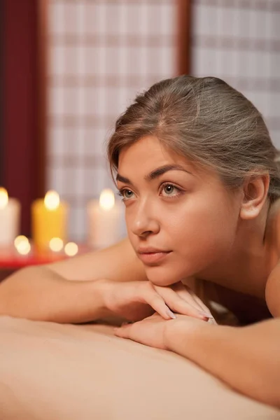 Svislý Zblízka Krásné Blond Vlasy Ženy Uhýbaje Zasněně Relaxaci Wellness — Stock fotografie