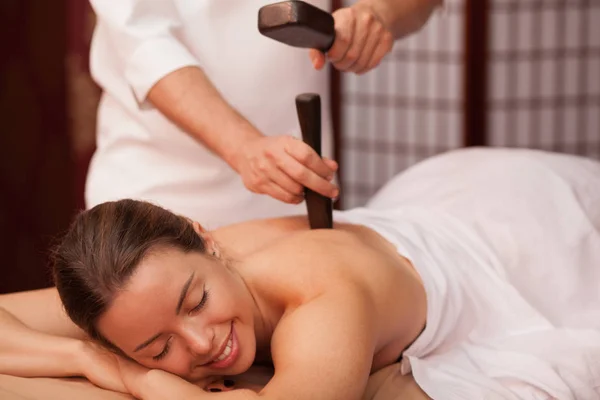 Mulher Linda Sorrindo Com Olhos Fechados Desfrutando Massagem Tradicional Martelo — Fotografia de Stock