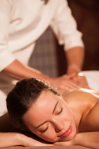 Tiro Vertical Uma Bela Mulher Relaxando Centro Spa Recebendo Massagem — Fotografia de Stock