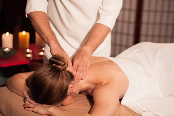 Mulher Recebendo Massagem Pescoço Relaxante Centro Spa Profissional Massagista Masculino — Fotografia de Stock