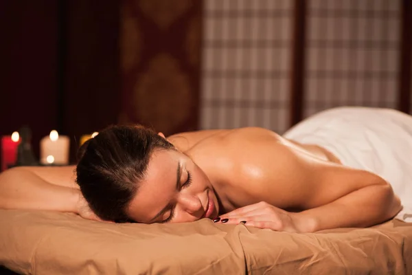 Mulher Atraente Deitada Mesa Massagem Centro Spa Espaço Cópia Jovem — Fotografia de Stock