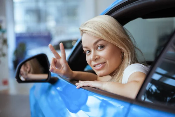 Close Beautiful Happy Woman Smiling Camera Showing Peace Sign Sitting — Stock Photo, Image