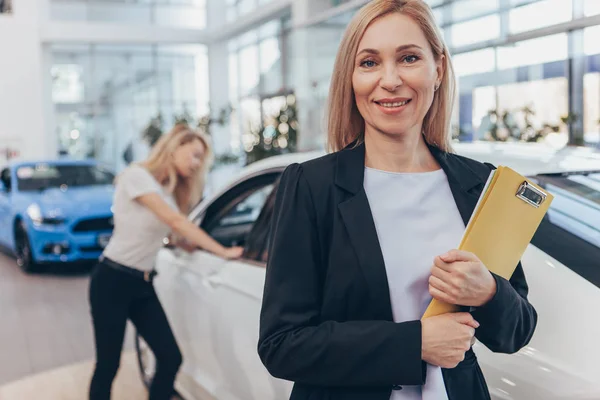 Cheerful Mature Car Saleswoman Smiling Camera Posing Her Clipboard Front — Stock Photo, Image