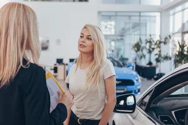 Hermosa Mujer Comprando Coche Nuevo Concesionaria Hablando Con Vendedora Espacio — Foto de Stock