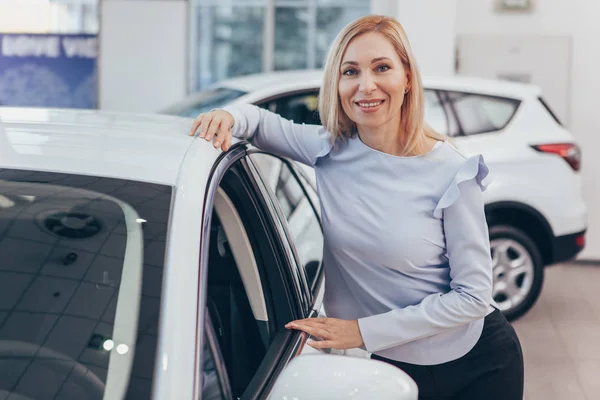 Confident Mature Businesswoman Buying New Automobile Dealership Smiling Happily Copy — Stock Photo, Image