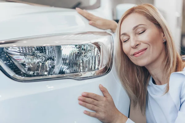 Mujer Madura Encantadora Sonriendo Con Los Ojos Cerrados Abrazando Nuevo — Foto de Stock