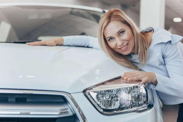 Felice Donna Matura Abbracciando Sua Nuova Automobile Dopo Acquisto Presso — Foto Stock