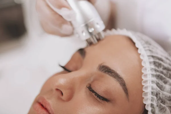 Härlig ung kvinna besöker kosmetolog på skönhetsklinik — Stockfoto