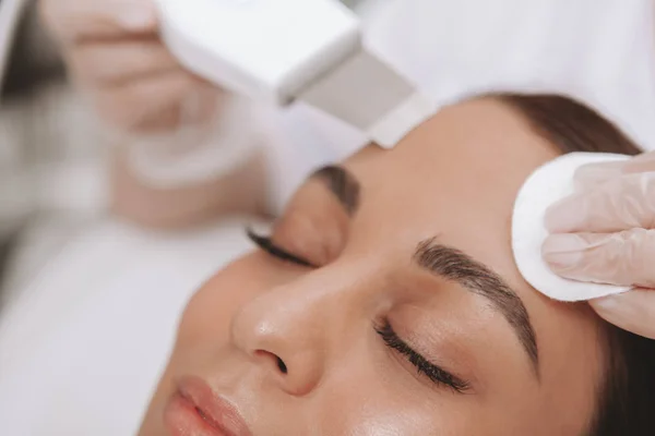 Mooie jonge vrouw bezoekende schoonheidsspecialist bij beauty clinic — Stockfoto