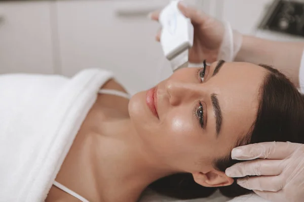 Lovely young woman visiting cosmetologist at beauty clinic — Stock Photo, Image