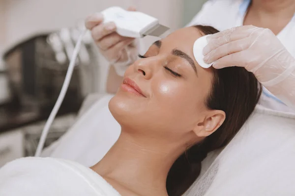 Lovely young woman visiting cosmetologist at beauty clinic — Stock Photo, Image