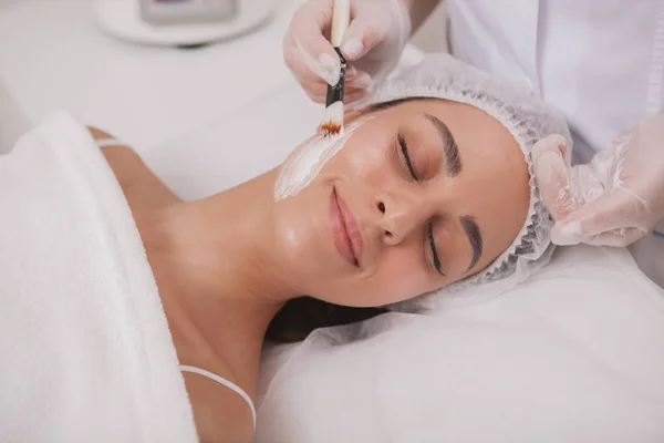 Lovely young woman visiting cosmetologist at beauty clinic — Stock Photo, Image