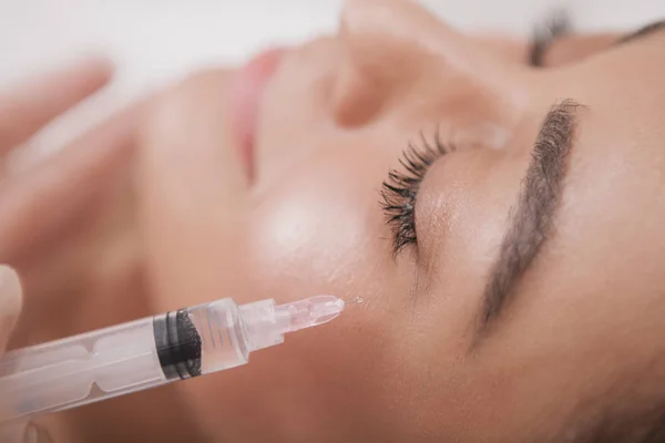 Adorável jovem mulher visitando cosmetologista na clínica de beleza — Fotografia de Stock