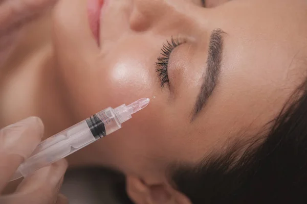 Schöne junge Frau besucht Kosmetikerin in Schönheitsklinik — Stockfoto