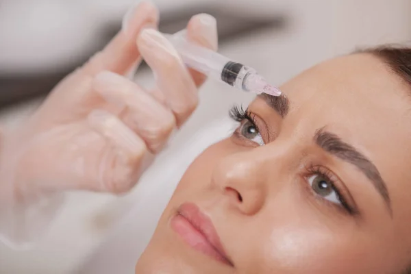 Όμορφη νεαρή γυναίκα επισκέπτονται cosmetologist κλινική ομορφιά — Φωτογραφία Αρχείου