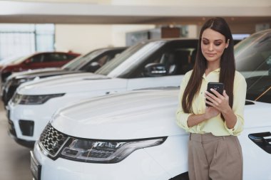 Bying yeni araba ise onun akıllı telefon kullanan çekici kadın