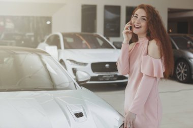 Bying yeni araba ise onun akıllı telefon kullanan çekici kadın