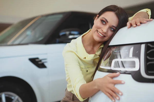 Mulher de negócios bonita compra de automóveis novos — Fotografia de Stock