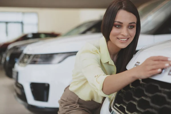 Mulher de negócios bonita compra de automóveis novos — Fotografia de Stock