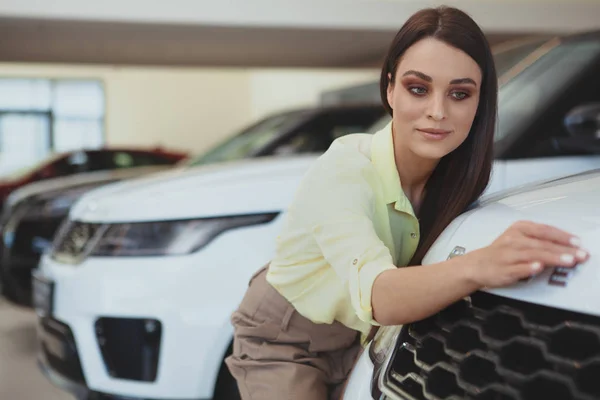 Beautiful businesswoman buying new automobile — Stock Photo, Image