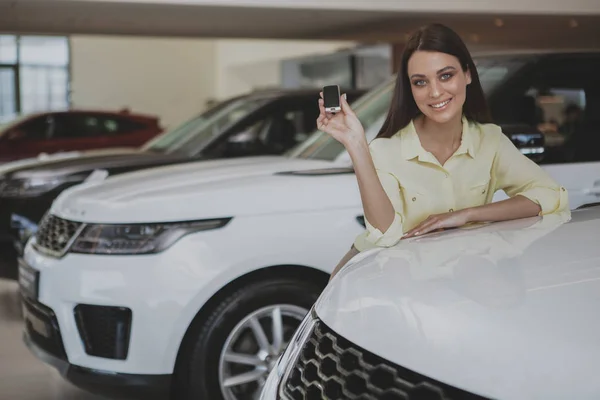 Mulher feliz segurando chaves do carro para seu novo automóvel — Fotografia de Stock