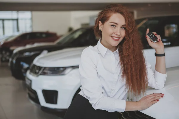 Happy woman holding car keys to her new automobile — Stock Photo, Image