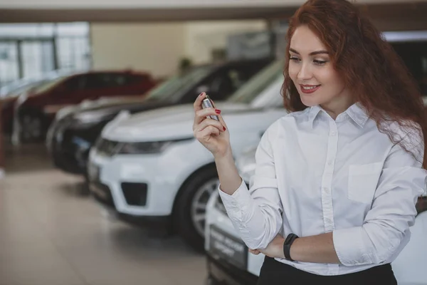 Mulher feliz segurando chaves do carro para seu novo automóvel — Fotografia de Stock