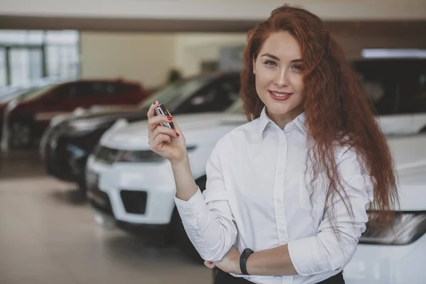 Onun yeni Otomobil araba anahtarları tutan mutlu kadın — Stok fotoğraf