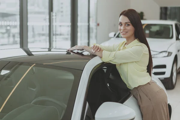 Hermosa mujer de negocios comprando nuevo automóvil — Foto de Stock