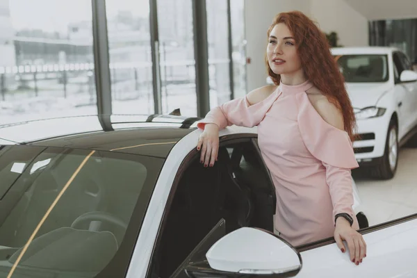 Young businesswoman shopping for new car at dealership showroom — Stock Photo, Image