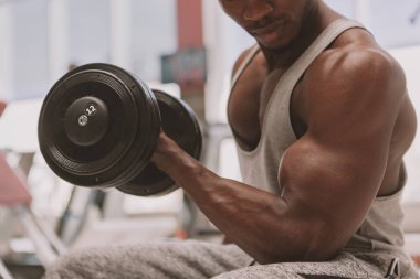 Spor salonunda dumbbells ile çalışma dışarı atletik Afrika adam