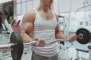 Spor salonunda egzersiz kas adam