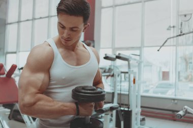 Spor salonunda egzersiz kas adam