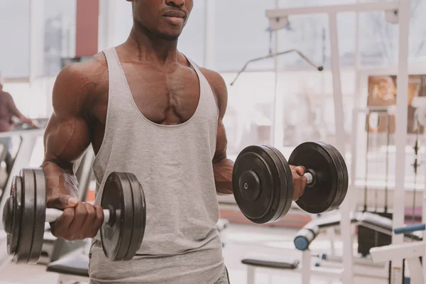 Sportos afrikai férfi dolgoznak ki a súlyzó az edzőteremben — Stock Fotó