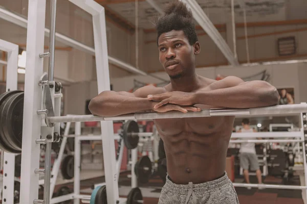 Deportista africano haciendo ejercicio en el gimnasio — Foto de Stock