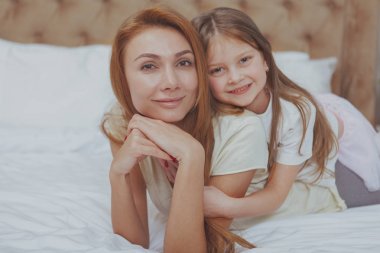 Mutlu anne ve kız dinlenme at evde birlikte