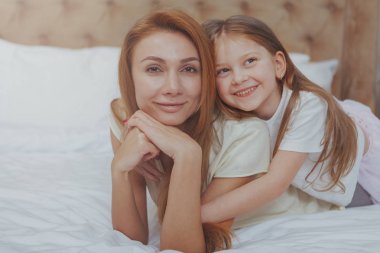 Mutlu anne ve kız dinlenme at evde birlikte