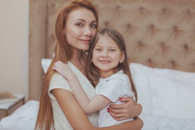 Mutlu anne ve kız dinlenme at evde birlikte