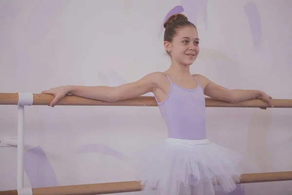 ダンススクールで運動する魅力的な若い女の子バレリーナ — ストック写真