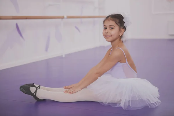 ダンススクールで運動する魅力的な若い女の子バレリーナ — ストック写真