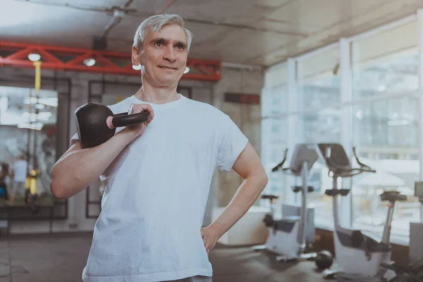 Hombre mayor haciendo ejercicio en el gimnasio — Foto de Stock