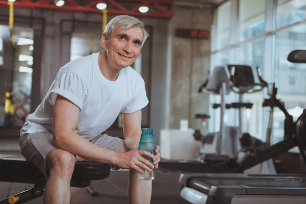 Hombre mayor haciendo ejercicio en el gimnasio — Foto de Stock