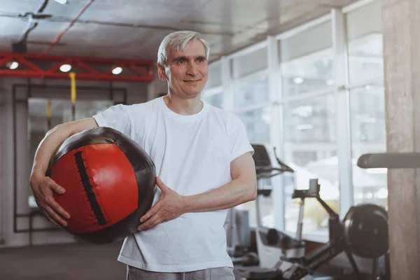 Hombre mayor haciendo ejercicio en el gimnasio — Foto de Stock