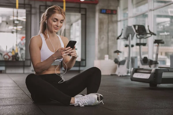 Belle jeune femme de fitness travaillant à la salle de gym — Photo