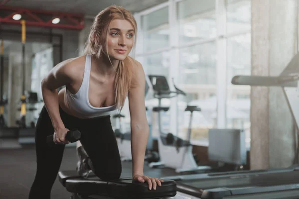 Bonita jovem mulher fitness trabalhando no ginásio — Fotografia de Stock